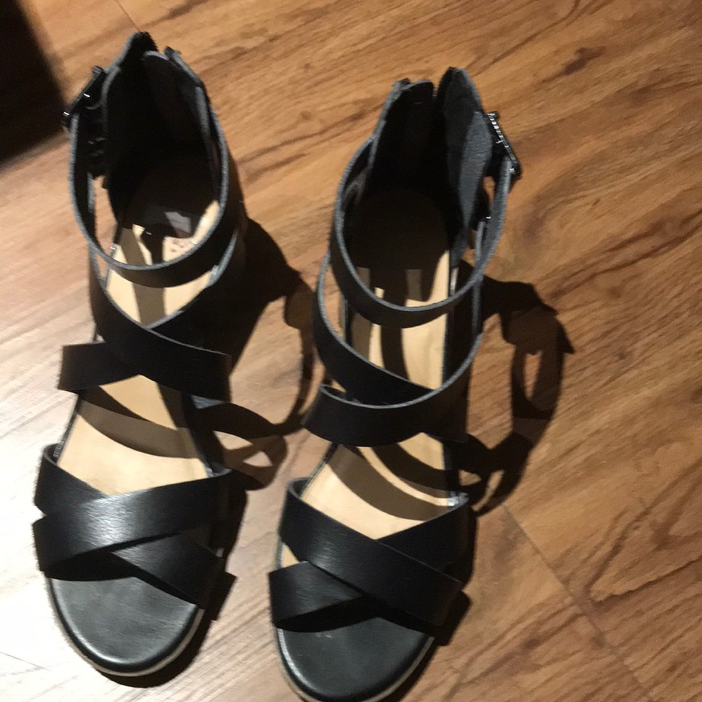 Black sandals with straps